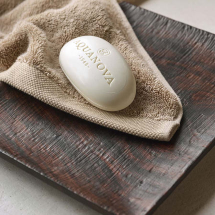 Aquanova Ebony tray Pecan - London handdoek Golden - Paris zeep Agrumes - bithliving.com