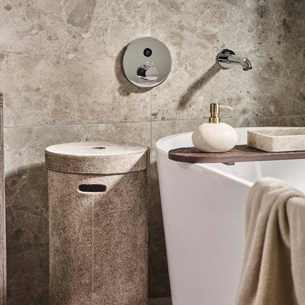 Aquanova Java wasmand Brindle - Ostra badplank - Athena handdoek Desert - Ugo zeeppomp Desert - bithliving.com