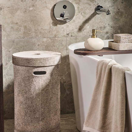 Aquanova Java wasmand en opbergbox - Ostra badplank - Maks badmat - Athena handdoek - Ugo zeeppomp - bithliving.com