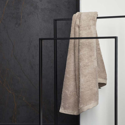 Aquanova Yur handdoekrek met London handdoek Almond - bithliving.com