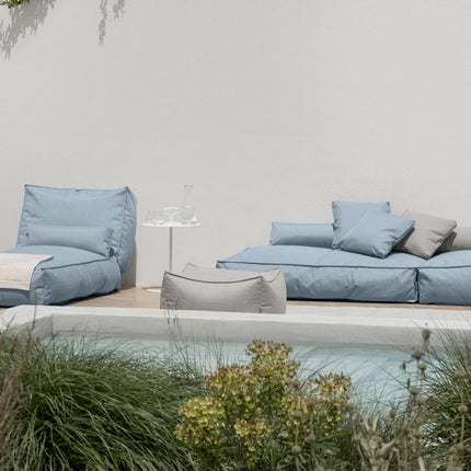 Blomus Stay daybed small (kleur Ocean) - poef (kleur Cloud) - kussens - Porter bijzettafel - bithliving.com