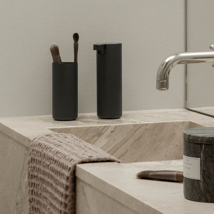 Blomus Modo Rof Black zeeppomp en beker - Caro handdoek - bithliving.com