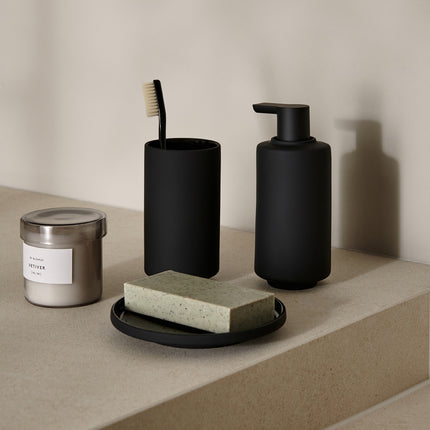 Blomus Saya Black accessoires - beker, zeepdispenser, zeepbakje - bithliving.com