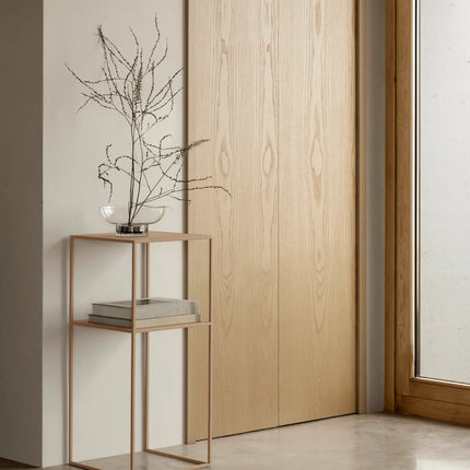 Blomus vaas laag Miyabi, kleur helder glas - zuiltafel Fera, kleur Nomad - bithliving.com