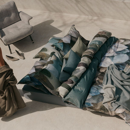 Vandyck dekbedovertrek Dawnpetal en Earthflow - sprei en kussensloop Home Bellavita Dusty Blue - kussensloop Home Pique Faded Denim - Soho badjas Salie