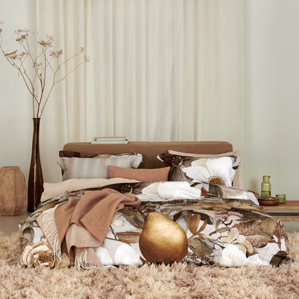 Vandyck dekbedovertrekken Dustbloom en Softline - Home Bellavita Soft Tan sprei en kussensloop - bithliving.com