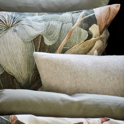 Vandyck grijs sierkussensloop merinowol cashmere bij groen dekbedovertrek met bloemen in bruinten - bithliving.com