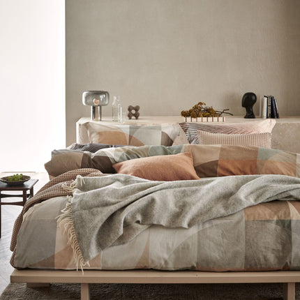 Vandyck dekbedovertrek Muted Shapes - Home Bellavita sprei Cool Grey en kussensloop Soft Tan - Home Pique Linen - bithliving.com
