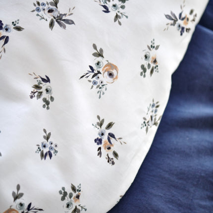 Vandyck cottage core dekbedovertrek Pure Rose in kleur Blue Ink, kleine blauwe bloemetjes met groene blaadjes en beige details