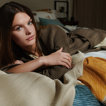 Vandyck Biarritz badjas Salie - dekbedovertrek Golden Flow - sprei Pure 68 Linen - bithliving.com
