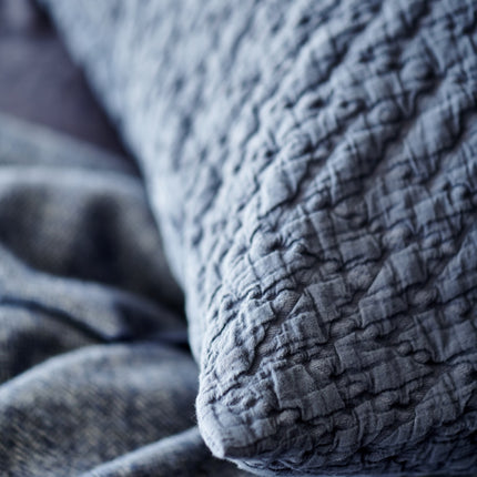Vandyck Blue Ink - wollen sprei in donkerblauw - donkerblauw katoenen kussensloop met gestikt zigzag patroon