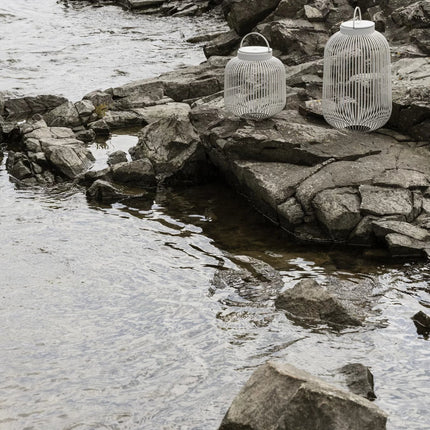 Blomus Lito led lantaarns in Silk Grey aan het water op rotsen